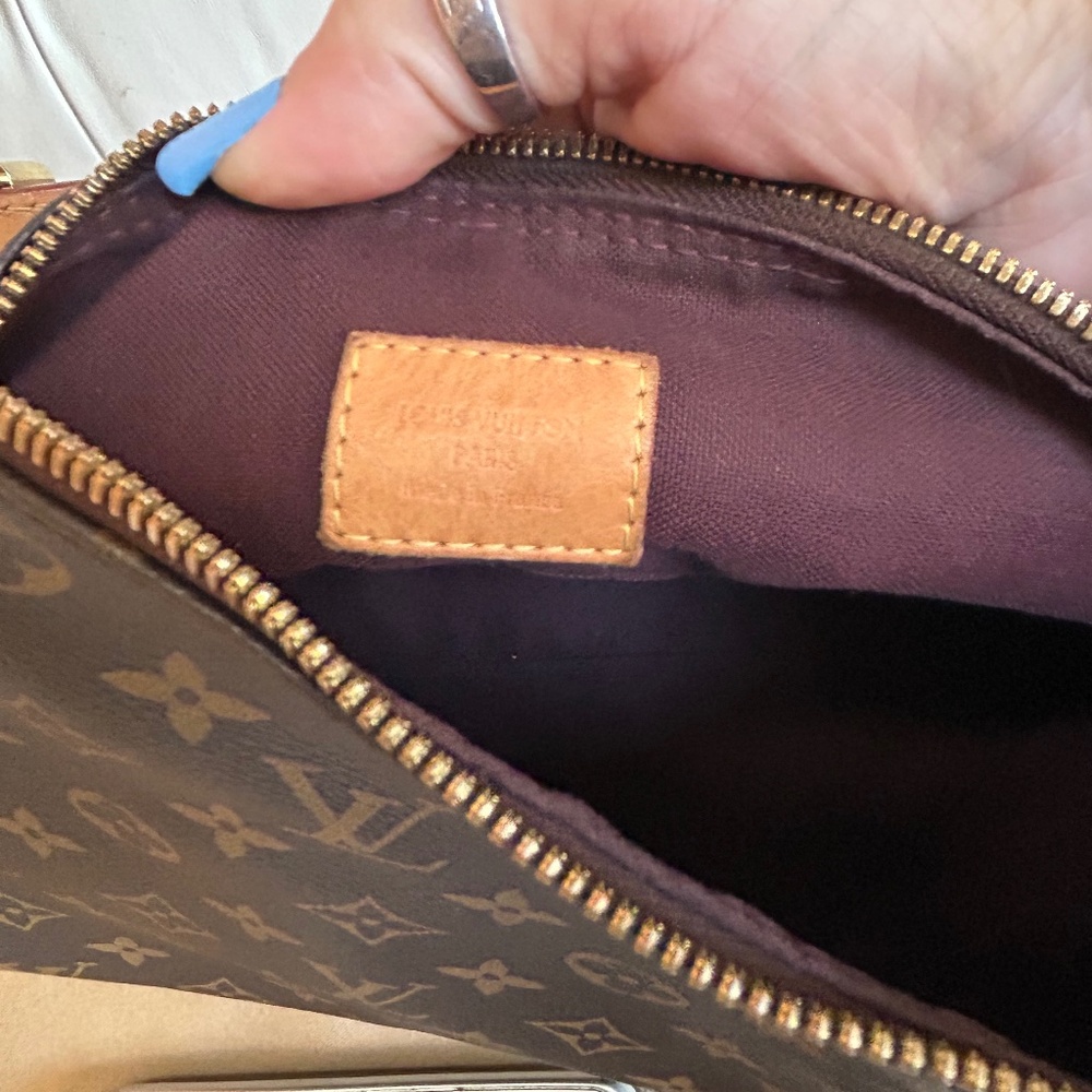 DISCONTINUED š¤š§”Louis Vuitton BERRI authentic huge stunning hobo š¼ - Picture 13 of 16